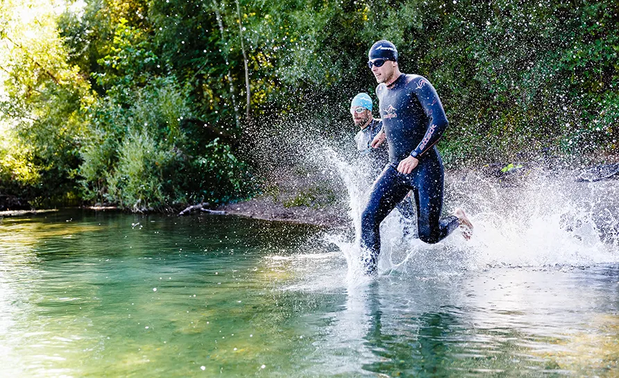 Triathlon-Trainings bieten Firmen eine sportliche Herausforderung, die Teamgeist, Gesundheit und individuelle Fitness gleichermaßen stärkt.